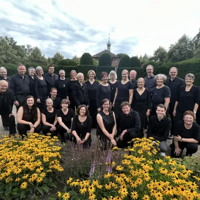 Der Kammerchor Emsland in 2023 im Schlossgarten Clemenswerth in Sögel.