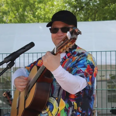 Mann mit Gitarre