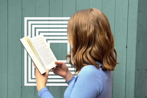 Junge Frau liest in einem Buch