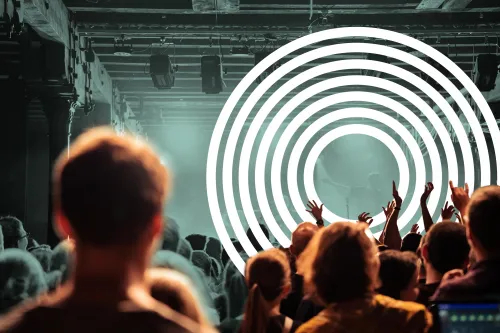 Band spielt Konzert vor großer, tobender und feiernder Menge