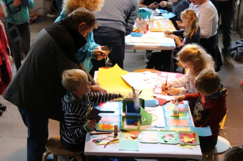 Hauptbild der Veranstaltung Mitmach-Aktion zur Sonderausstellung „Wellen, Wind und Seemannsstolz“   Wir bauen uns ein „Schiff im Kasten“ oder malen unser „Kapitänsbild“