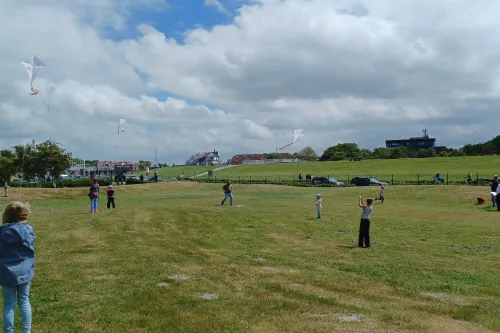 Hauptbild der Veranstaltung Kids aktiv: Muscheln sammeln und Muschelketten basteln