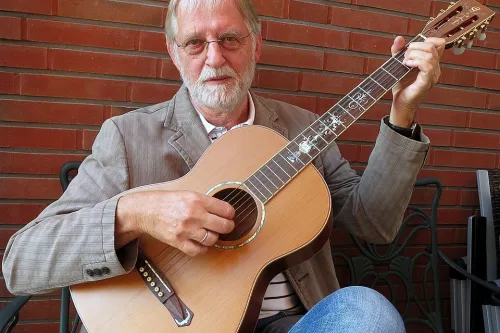 Hauptbild der Veranstaltung "Alltied weer" - Konzert des plattdeutschen Liedermachers Jan Cornelius mit "Dreeklang"