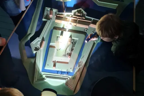 Hauptbild der Veranstaltung Museum am Abend – Mit der Taschenlampe auf Entdeckungstour!