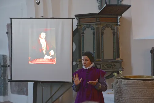 Hauptbild der Veranstaltung Dörfer erzählen Geschichten: Der Chronist der Friesen... erzählt von seiner Witwe Gela von Borssum