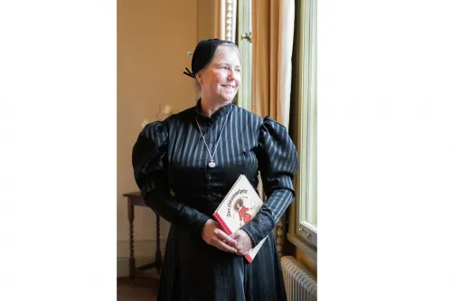 Hauptbild der Veranstaltung Zeitreisenführung auf Schloss Evenburg - Die Gouvernante - 1895 "Haben Sie vielleicht die jungen Grafen gesehen?"