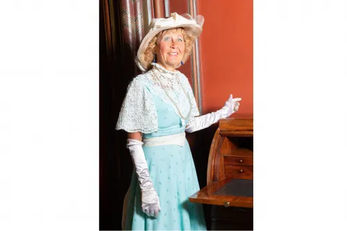 Hauptbild der Veranstaltung Zeitreisenführung auf Schloss Evenburg - Gräfin Julia von Wedel "Kunst oder Krempel"