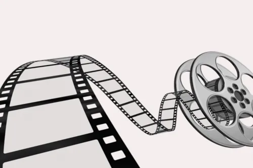 Eine klassische Filmrolle mit einem langen, entrollten Filmstreifen, der sich elegant windet.