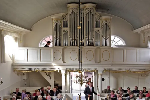 Das Bild zeigt die Orgel der Mennonitenkirche Leer