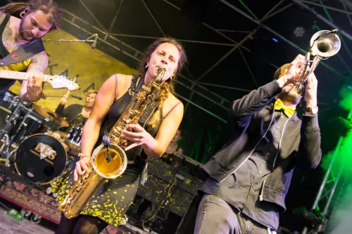 Live-Band mit Saxophonistin und Trompeter beim Open-Air-Auftritt.