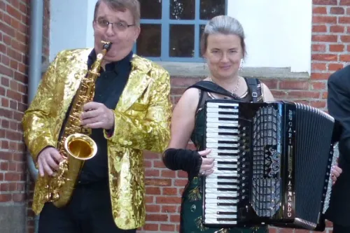 Hauptbild der Veranstaltung Sommermusik in der Andreaskirche Plaggenburg mit dem Duo Sing Your Soul - Akkordeon ist Instrument des Jahres