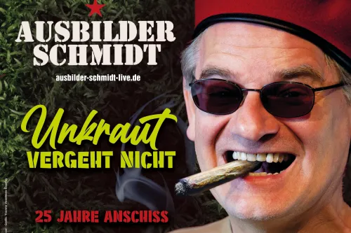 Comedian Ausbilder Schmidt mit roter Mütze und Zigarre, Plakatmotiv in Pilsum