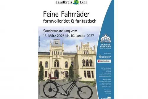 Ausstellungsplakat mit einem historischen Fahrrad vor Schloss Evenburg.