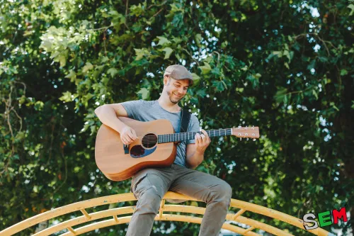 Der Sänger SEM mit einer Gitarre
