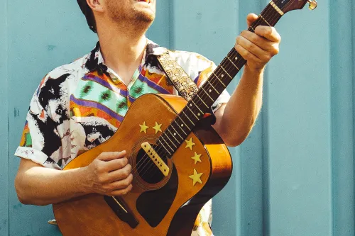 Der Musiker Kowsky mit einer Gitarre