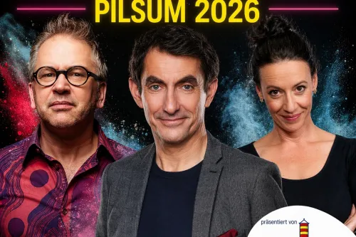 Plakat für die Kabarett Tage Pilsum 2026 mit drei Künstlern vor buntem Hintergrund.