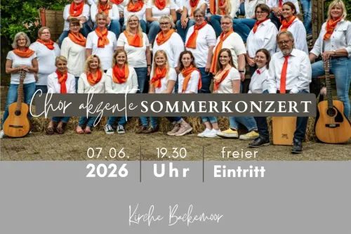 Chorgruppe mit weißen Hemden und orangen Schals sitzt und steht vor einem Gebäude mit Reetdach zwei Gitarren lehnen links und rechts am Boden Text mit Konzertankündigung