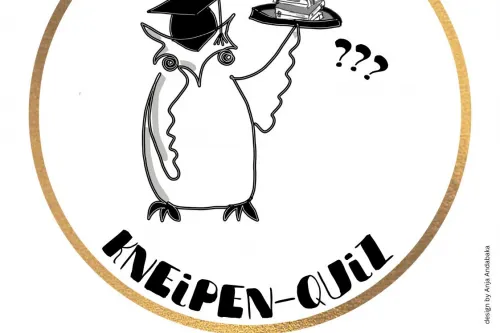Logo Fehntjer Kneipen-Quiz: Gezeichnete Eule mit Doktorhut serviert einen Bücherstapel.