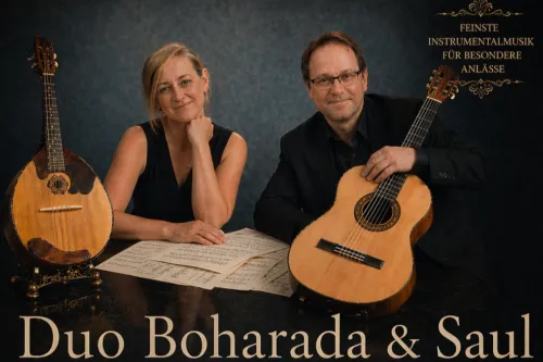 Konzertankündigung des Duos Boharada & Saul: Eine Frau mit Domra und ein Mann mit Gitarre.