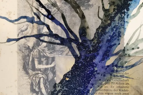 Abstrakte Malerei mit blauem Baum über alten Buchseiten und feiner Zeichnung.
