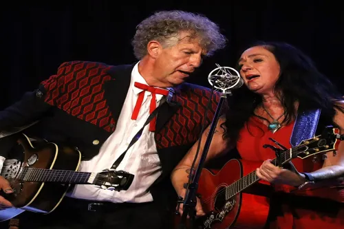 Ein Duo singt auf der Bühne am Mikrofon und spielt akustische Gitarren.
