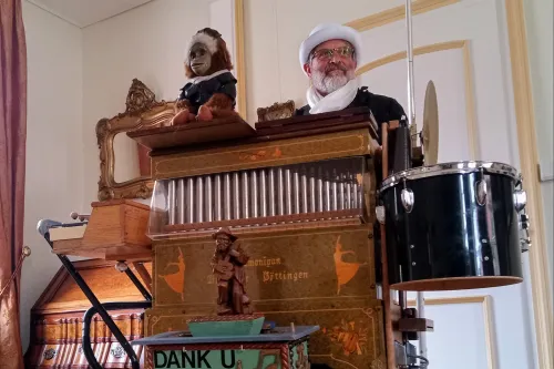 Heinz-Wilhelm Schnieders an der Drehorgel 