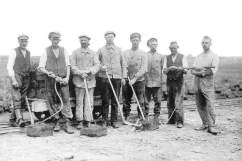 Deicharbeiter mit Sodenschneidern vor Lorenbahn