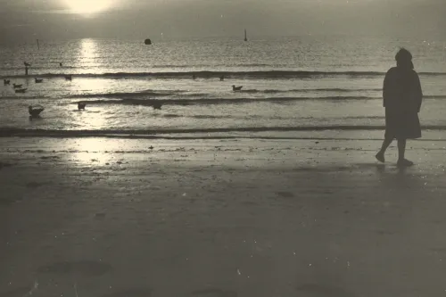 Hildegard Peters am Strand von Norderney