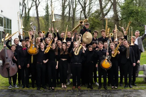Junges Orchester winkt.