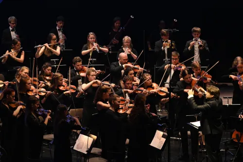 Orchester spielt.