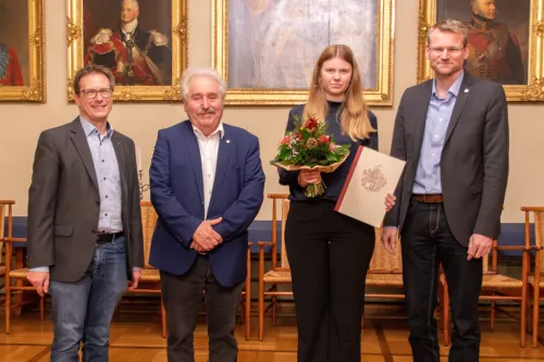 Von links: Dr. Michael Hermann, Leiter des Niedersächsischen Landesarchivs – Abteilung Aurich, Landschaftspräsident Rico Mecklenburg, Schülerpreisgewinnerin Johanna Henrieke Brahms und Landschaftsdirektor Dr. Matthias Stenger bei der Preisverleihung.