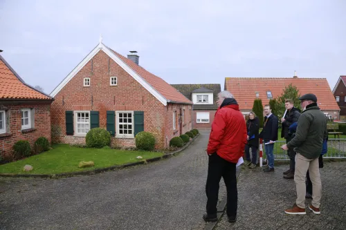 Die Projektgruppe „Ortsbildanalyse“ innerhalb der AG Baukultur – Kulturlandschaft der Ostfriesischen Landschaft testet den Erfassungsbogen bei einem Rundgang durch Nesse