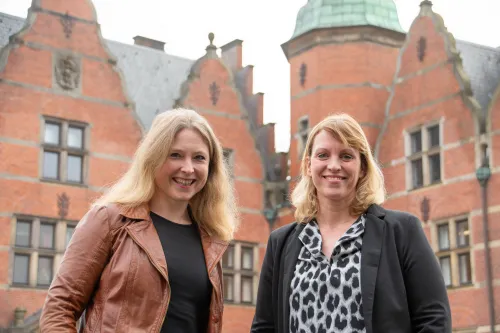 Grietje Kammler und Vera Hansen vor dem Landschaftshaus