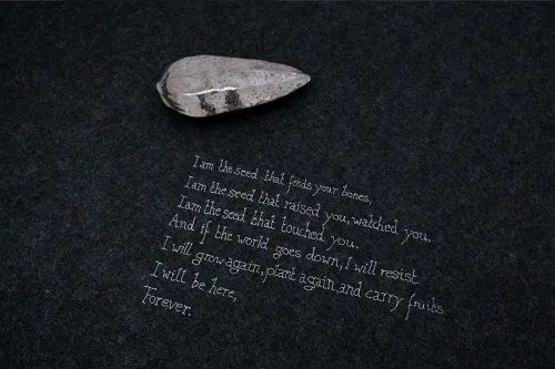 Lucila Pacheco Dehne, FEEDING BONES, 2021, glasierte Keramik, Zuckerguss. Courtesy die Künstlerin