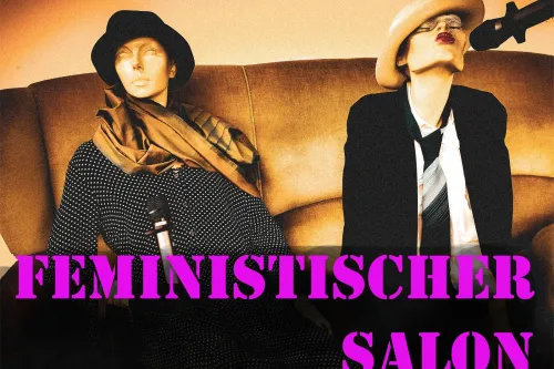 2 Schaufensterpuppen auf dem Sofa