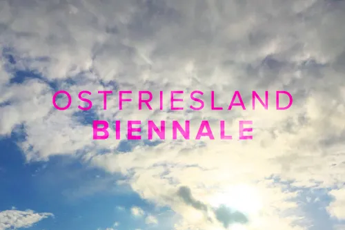 Himmel mit Schriftzug Ostfriesland Biennale