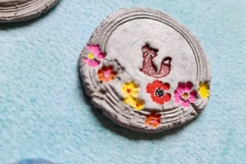 Tonmünze mit Fuchs und bunten Blumen