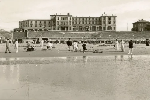 Blick vom Strand auf das Strandhotel Kurhaus Juist