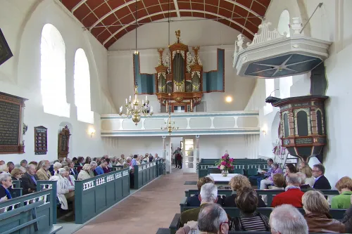 Kirchenschiff der Kirche Uttum