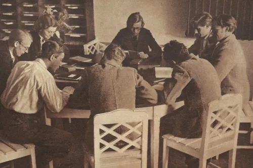 Lernkreis amn rundem Tische sitzend in der Schule am Meer Juist