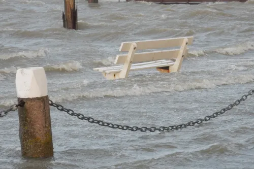 Überschwemmung: eine Bank im Wasser