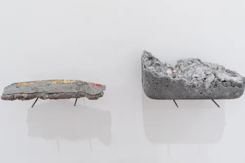 Klara Paterok. Links: Fundament I (Tränen der Meerjungfrauen), 2024. Zucker, Eischnee, Lebensmittelfarbe, 4,5 × 30 × 10 cm. Rechts: Fundament II, 2024. Zucker, Eischnee, Lebensmittelfarbe, 15 × 26 × 12 cm. Foto: Florian Raidt