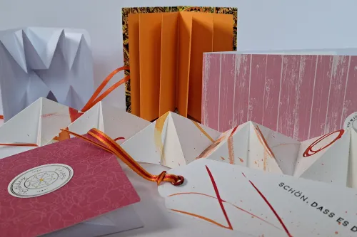 Verschiedene kleine Faltexemplare aus buntem Papier