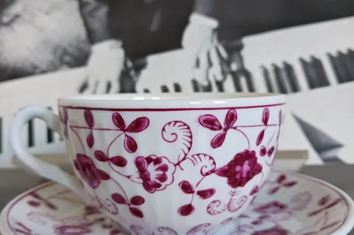 Jazzpianist im Hintergrund eine Teetasse im Vordergrund