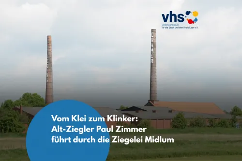 Das Bild zeigt die markanten Schornsteine ehemaliger Ziegeleien im Rheiderland, einem Gebiet an der Ems. Die Namen „EDING“ und „CRAMER“ erinnern an bedeutende Betriebe, die über Jahrzehnte hinweg die regionale Wirtschaft prägten.