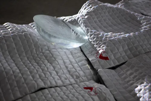 Kira Wieckenberg, Detailansicht aus blister, 2022 Bodenskulptur aus Textil und Glas