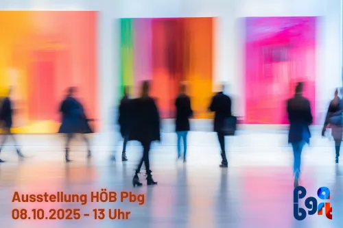 Personen, die in einer Ausstellung Bilder betrachten.