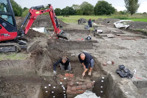 Das Bild zeigt archäologische Ausgrabungen: Freilegung eines Fundamentes auf der ehemaligen Befestigung von Tengshausen.