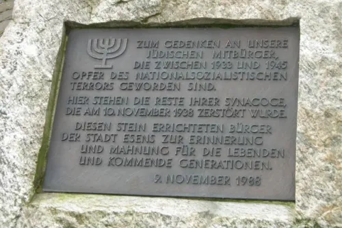 Gedenkstein mit Messingtafel zur Erinnerung an die Opfer des nationalsozialistischen Terrors