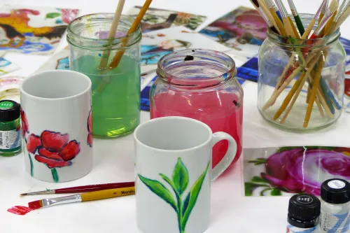 bemalte Tassen und Malutensilien